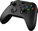 Zwarte Xbox controller, schuin van voren.