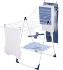 Wit wasrek met blauwe details, met kleding, zoals jeans en T-shirts.