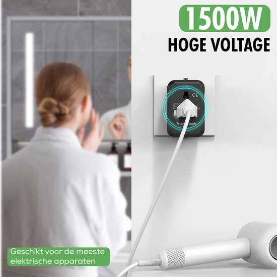 Zwarte Travelhawk wereldstekker met 1500W hoge voltage, aangesloten op stopcontact met een föhn.