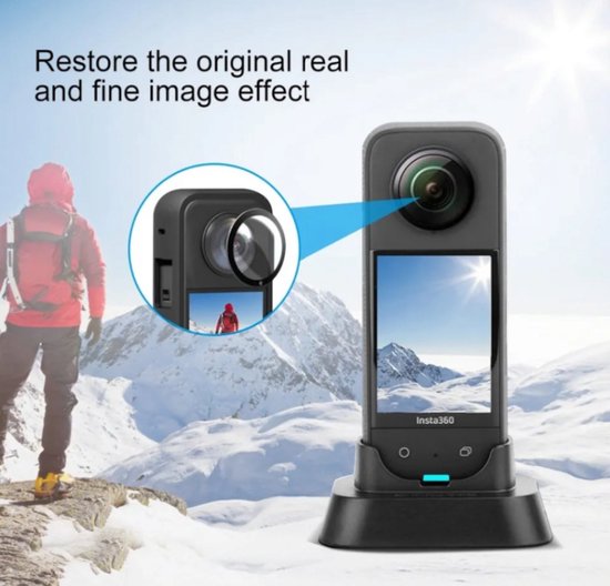 Zwarte Insta360 X3 camera met beveiligde lensring in de bergen, met een wandelaar op de achtergrond.