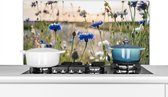 Spatscherm keuken 100x50 cm - Kookplaat achterwand Bloemen - Zomer - Korenbloem - Blauw - Zon - Wolken - Muurbeschermer - Spatwand fornuis - Hoogwaardig aluminium