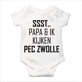 Soft Touch Rompertje met Tekst - Stilte AUB, Papa en ik kijken PEC Zwolle romper - Wit/Zwart | Baby rompertje met leuke tekst | | kraamcadeau | 0 tot 3 maanden | GRATIS verzending