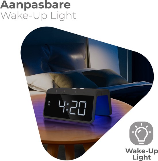 Digitale wekker met zwart display en blauw licht, op een nachtkastje.