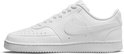 Witte Nike Court Vision lage sneaker met opengewerkte neus en zichtbaar Nike logo op de zijkant.