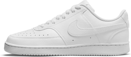 Witte Nike Court Vision lage sneaker met opengewerkte neus en zichtbaar Nike logo op de zijkant.