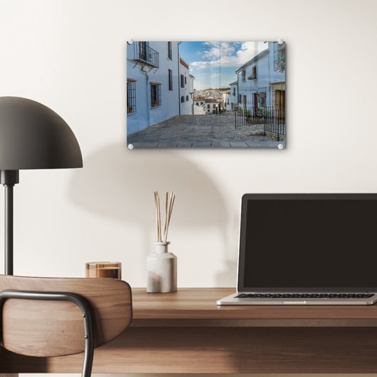 ® Glasschilderij 30x20 cm - Schilderij acrylglas - Een straat van Antequera Spanje - Foto op glas - Muurdecoratie woonkamer - Wanddecoratie slaapkamer - Schilderijen