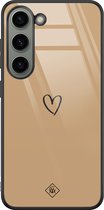 Casimoda® hoesje - Geschikt voor Samsung Galaxy S23 - Hart Bruin - Luxe Hard Case Zwart - Backcover telefoonhoesje - Bruin/beige