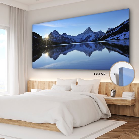 Un lac entouré de montagnes enneigées Toile 120x80 cm - Tirage photo sur toile (Décoration murale salon / chambre) / Peintures sur toile nature