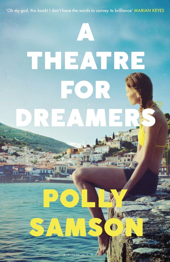 Boekcover: A THEATRE FOR DREAMERS door POLLY SAMSON. Jonge vrouw in bikini kijkt uit over een dorp aan zee.