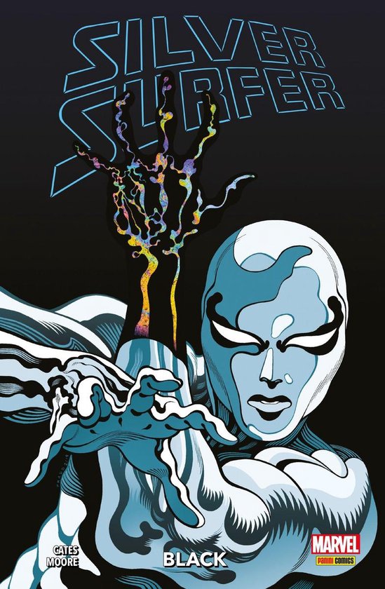 Silver Surfer met zijn kenmerkende zilveren huid, blauwe pak en cape, toont een regenboogkleurig energiepatroon uit zijn hand. MARVEL.