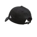 Vue de côté d'une casquette New Era noire avec sangle réglable.