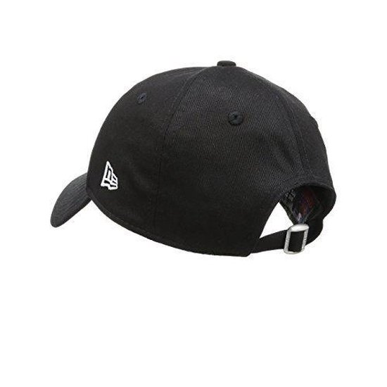 Vue de côté d'une casquette New Era noire avec sangle réglable.