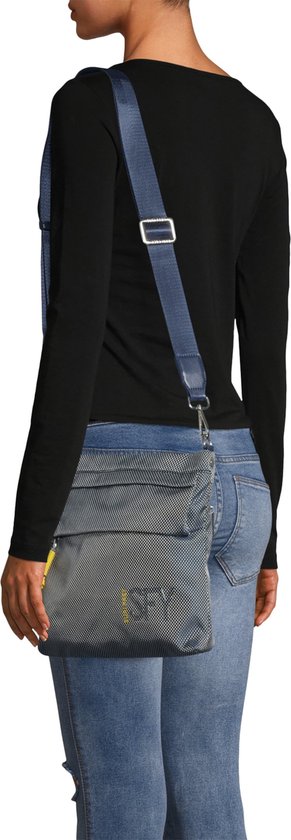 Blauwe SURI FREY schoudertas met wit ruitpatroon, een klep en gele details, gedragen door een model met spijkerbroek.
