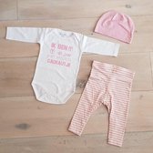 Baby cadeau geboorte 3delig kledingset pasgeboren meisje | maat 50-56 | roze mutsje roze broekje streep en witte romper lange mouw met tekst roze ik ben dit jaar het mooiste cadeau