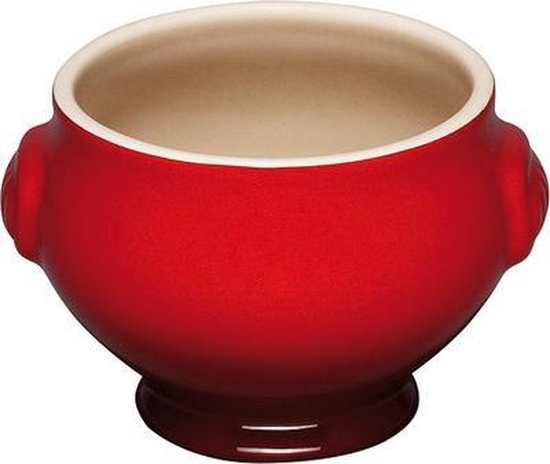 Kersenrode Le Creuset soepkom met beige binnenkant en zijhandvatten.