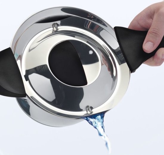 Een hand die een kookpan vasthoudt terwijl er water uit de rand gegoten wordt.