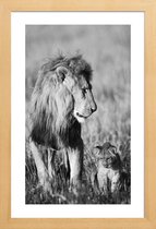 JUNIQE - Poster in houten lijst Lion Teaching His Cub -20x30 /Grijs &