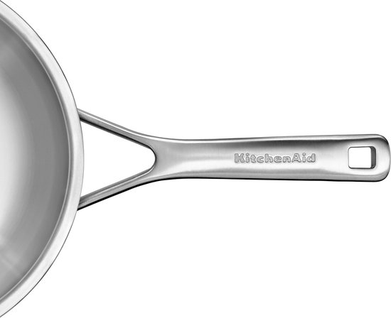 Close-up van de steel van een roestvrijstalen pan met het KitchenAid logo.