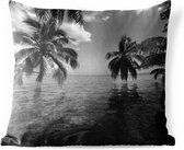 Buitenkussens - Tuin - Reflectie van palmbomen in de zee van Mo'orea in zwart wit - 60x60 cm
