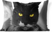 Buitenkussens - Tuin - Zwart-wit foto van de kop van een zwarte kat met gele ogen - 50x30 cm
