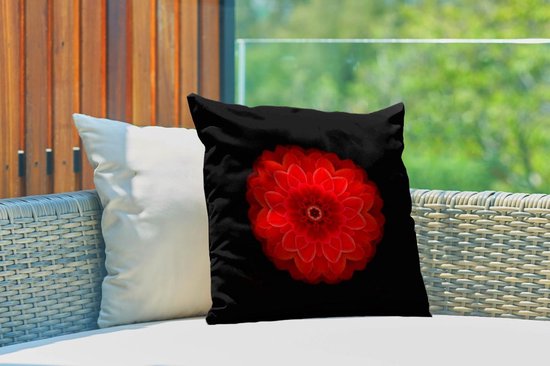 Sierkussen Mandala pour l'extérieur - mandala dahlia Oranje sur fond noir - 45x45 cm - Coussin de jardin carré résistant aux intempéries / coussin de salon de jardin en polyester