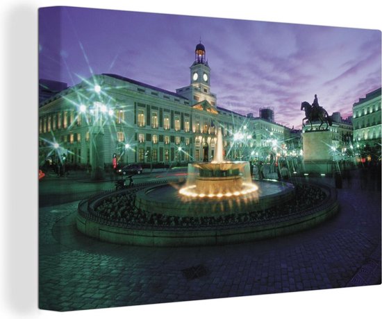Canvas Schilderij Een standbeeld en een fontein in de avond op Puerta del Sol in Madrid - 30x20 cm - Wanddecoratie