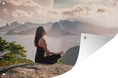 Tuinposters buiten Een vrouw doet yoga in de natuur - 90x60 cm - Tuindoek - Buitenposter