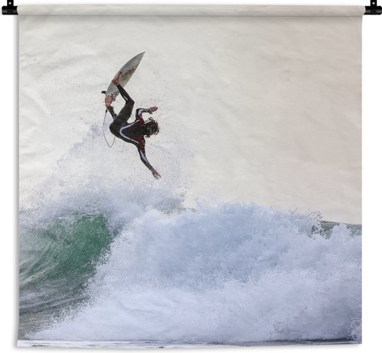 Wandkleed Surfen - Surfer doet een trucje Wandkleed katoen 90x90 cm - Wandtapijt met foto