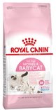 Roze verpakking Royal Canin First Age Mother & Babycat kattenvoer met afbeelding van een moederskat met kittens.
