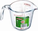 Glazen Pyrex maatbeker van 0,5 liter met rode maataanduidingen en label.