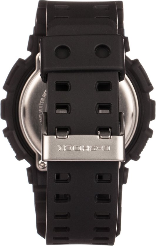 Achterkant van een zwarte G-Shock horloge met zilverkleurige gesp met G-Shock logo.