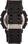 Achterkant van een zwarte G-Shock horloge met zilverkleurige gesp met G-Shock logo.