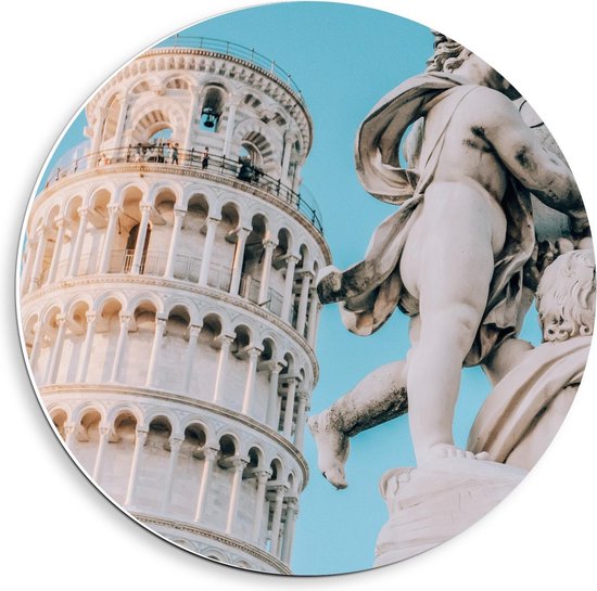 Forex Wandcirkel - Toren van Pisa met Beeld van Engel in Italië - 40x40cm Foto op Wandcirkel (met ophangsysteem)