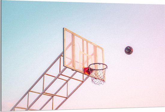 Dibond - Scorend Punt Basketbal - 120x80cm Foto op Aluminium (Wanddecoratie van metaal)