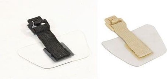 Twee witte plastic inlays met stoffen banden en gespen.
