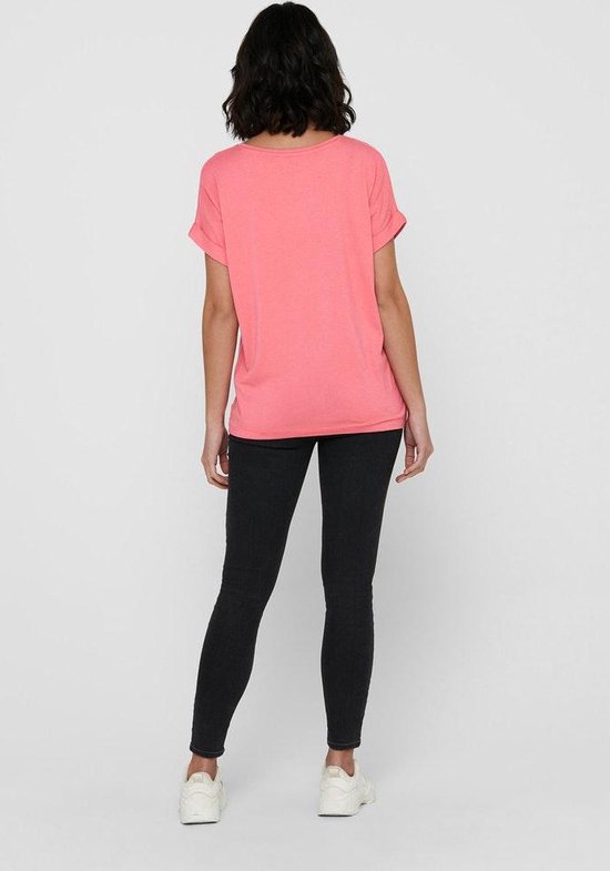 Coralroze t-shirt met omgerolde korte mouwen, gezien vanaf de achterkant.