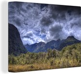 Canvas Schilderij Donkere wolken boven de bergen in Nieuw-Zeeland - 40x30 cm - Wanddecoratie
