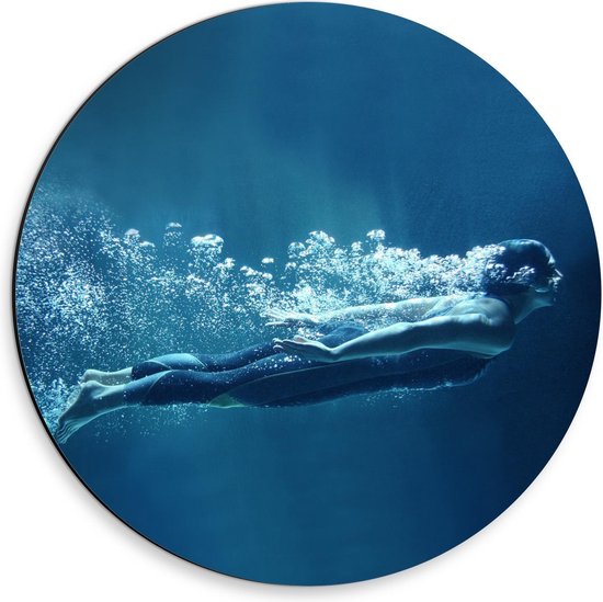 Dibond Wandcirkel - Vrouw zwemmend door Grote Oceaan - 30x30cm Foto op Aluminium Wandcirkel (met ophangsysteem)