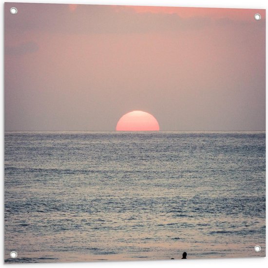 Tuinposter – Surfende Mensen op de Zee Tijdens een Mooie Zonsondergang - 80x80cm Foto op Tuinposter  (wanddecoratie voor buiten en binnen)
