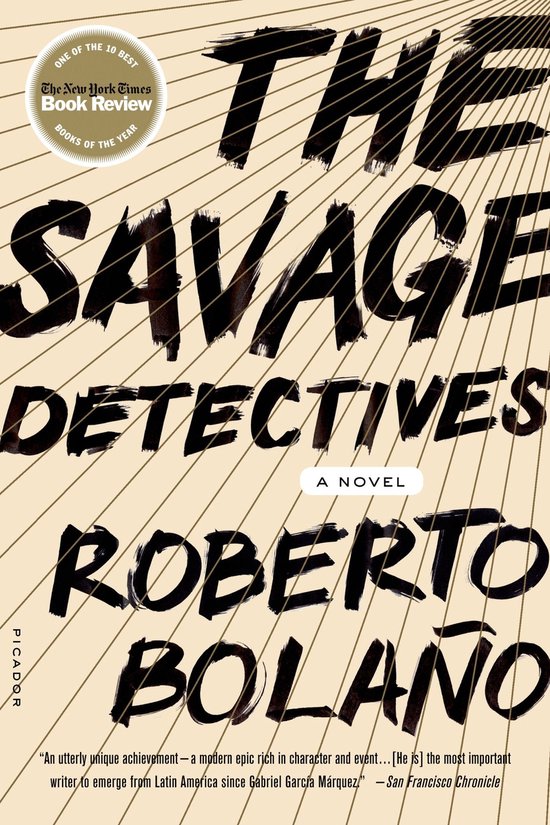 Boekcover met de titel "The Savage Detectives" door Roberto Bolaño, met tekst van The New York Times Book Review.