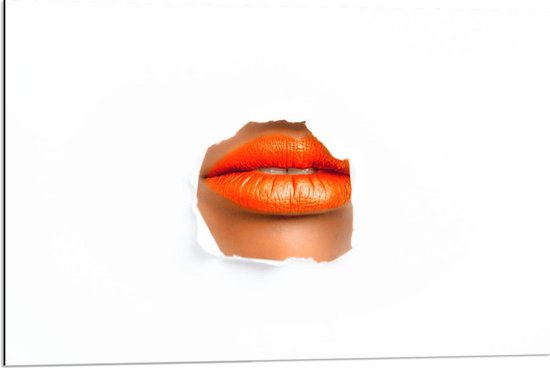 Dibond - Fel Oranje Lippen door Muur - 90x60cm Foto op Aluminium (Wanddecoratie van metaal)