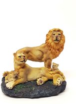 Leeuwenkoning met familie beeld – decoratie beeldjes leeuwen koning | GerichteKeuze
