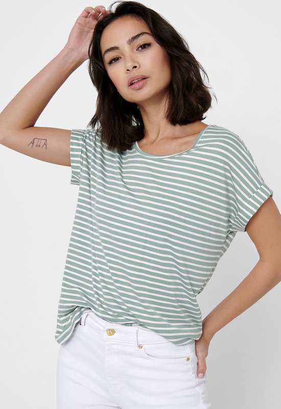 Groen gestreept t-shirt met witte strepen en opgerolde korte mouwen, gedragen door een model met witte jeans.