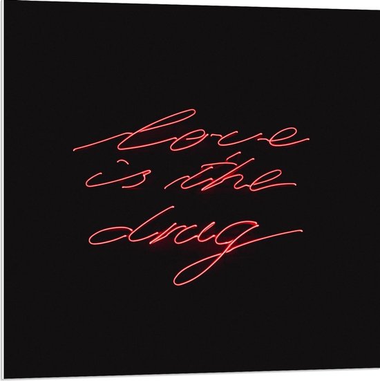 Forex - ''Love is The Drug'' Rode Sierlijke Letters op Zwart - 80x80cm Foto op Forex