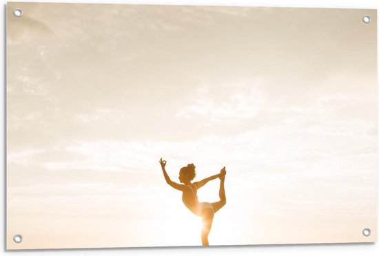 Tuinposter – Vrouw in Yoga Positie bij Ondergaande Zon - 90x60cm Foto op Tuinposter  (wanddecoratie voor buiten en binnen)