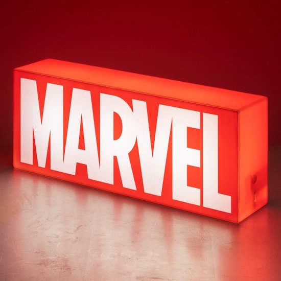 Verlichte rode MARVEL-logo lamp met witte letters, staand op een tafel.