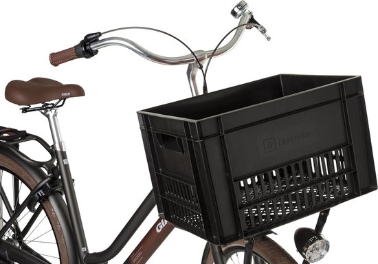 Detailopname van een zwarte transportfiets met bruin zadel en bruine handvatten, voorzien van een zwart krat.