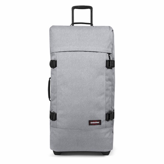 Grijze Eastpak TRANVERZ koffer met zwarte gespen, handvatten en wielen.