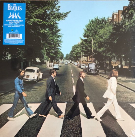 De Beatles lopen over Abbey Road, met op de hoes de tekst "The Beatles Anniversary Edition".