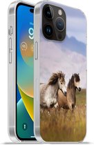 Telefoonhoesje Geschikt voorApple Iphone 14 Pro hoesje - Paarden - Gras - Bergen - Siliconen Telefoonhoesje